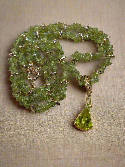 Conjunto de collar y pulsera con chips de peridoto (colgante de Swarovski)