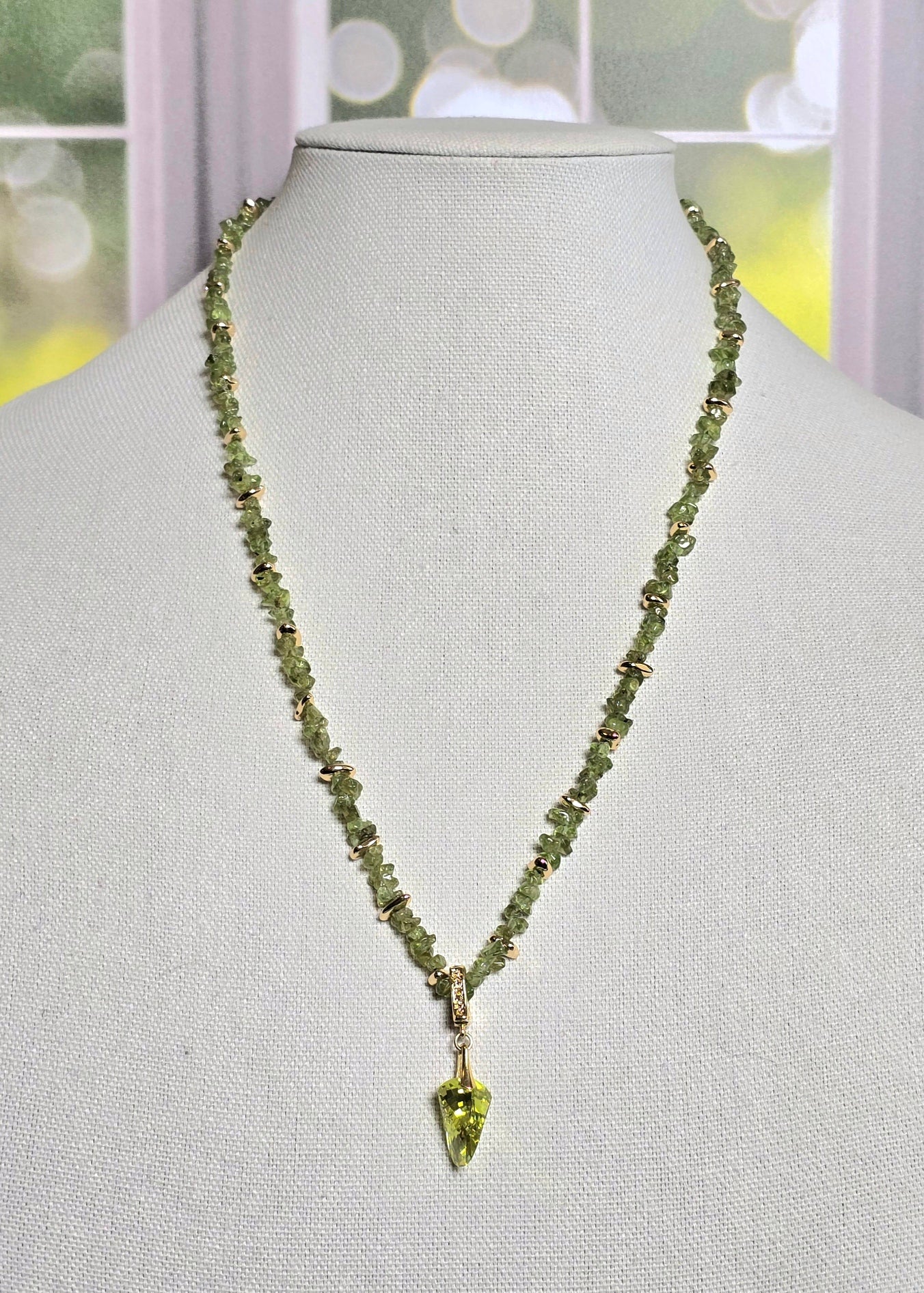 Conjunto de collar y pulsera con chips de peridoto (colgante de Swarovski)