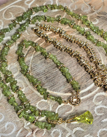 Conjunto de collar y pulsera con chips de peridoto (colgante de Swarovski)